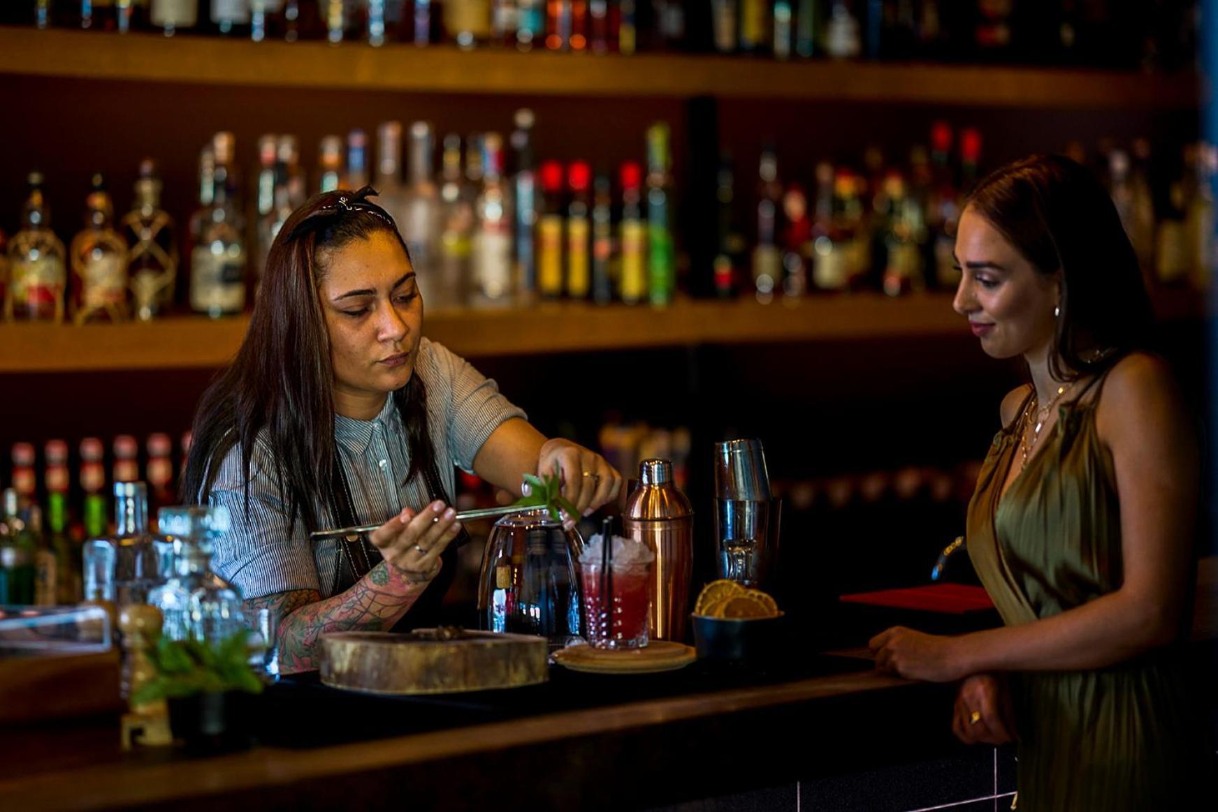 阿佐尔酒店 蓬塔德尔加达 外观 照片 A bartender at work