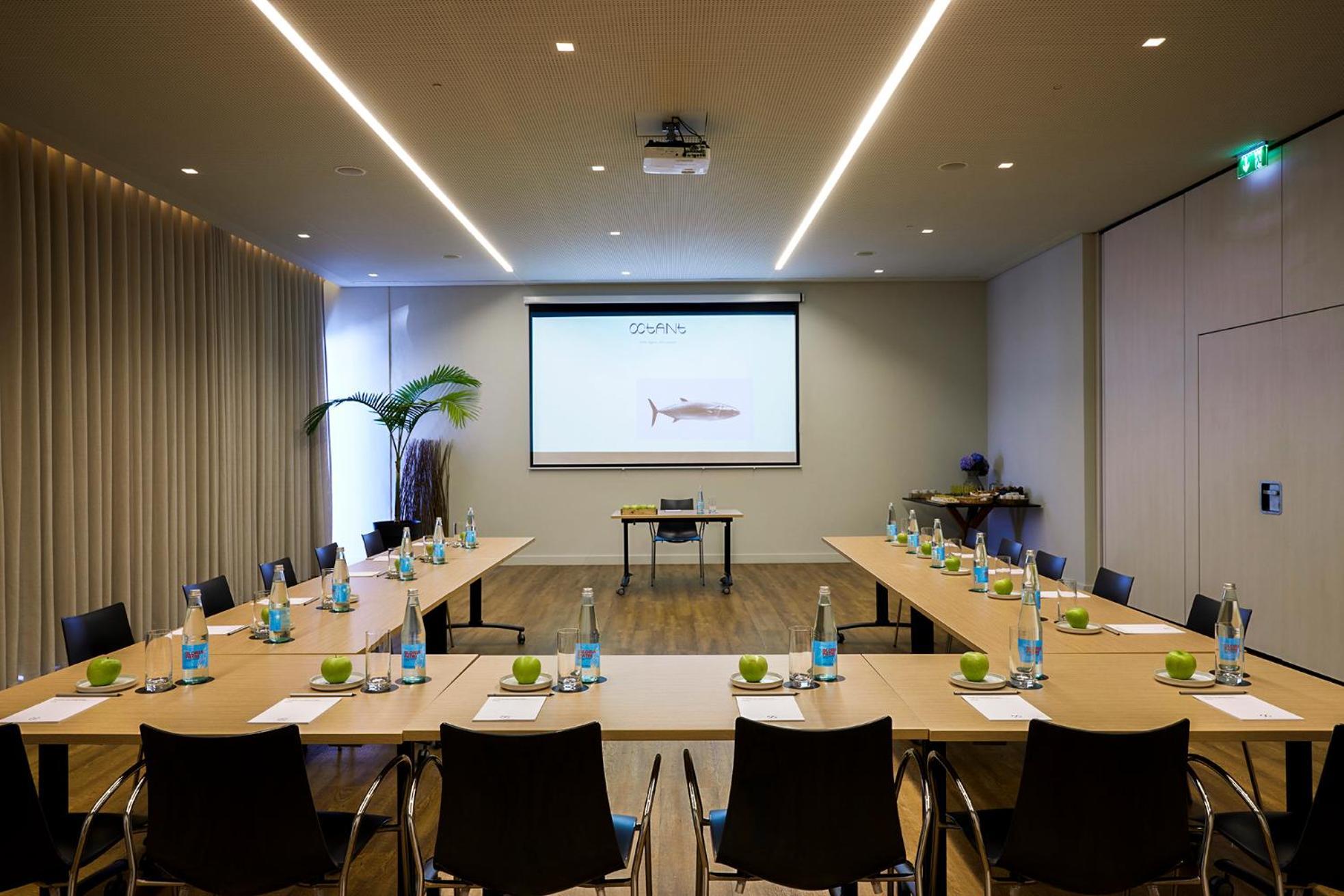 阿佐尔酒店 蓬塔德尔加达 外观 照片 Meeting room at the London offices