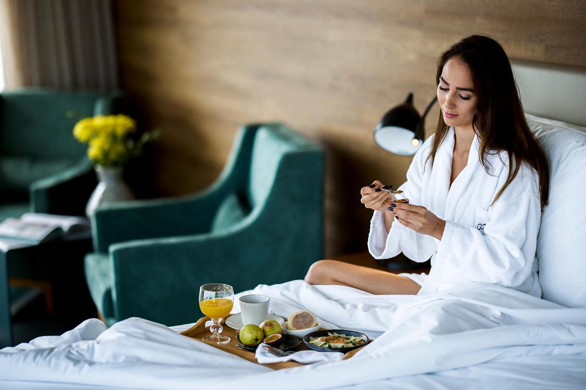 阿佐尔酒店 蓬塔德尔加达 外观 照片 A woman in a bathrobe