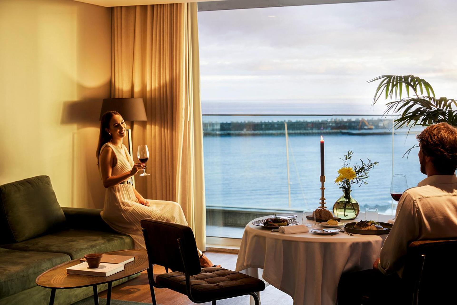 阿佐尔酒店 蓬塔德尔加达 外观 照片 A suite on board