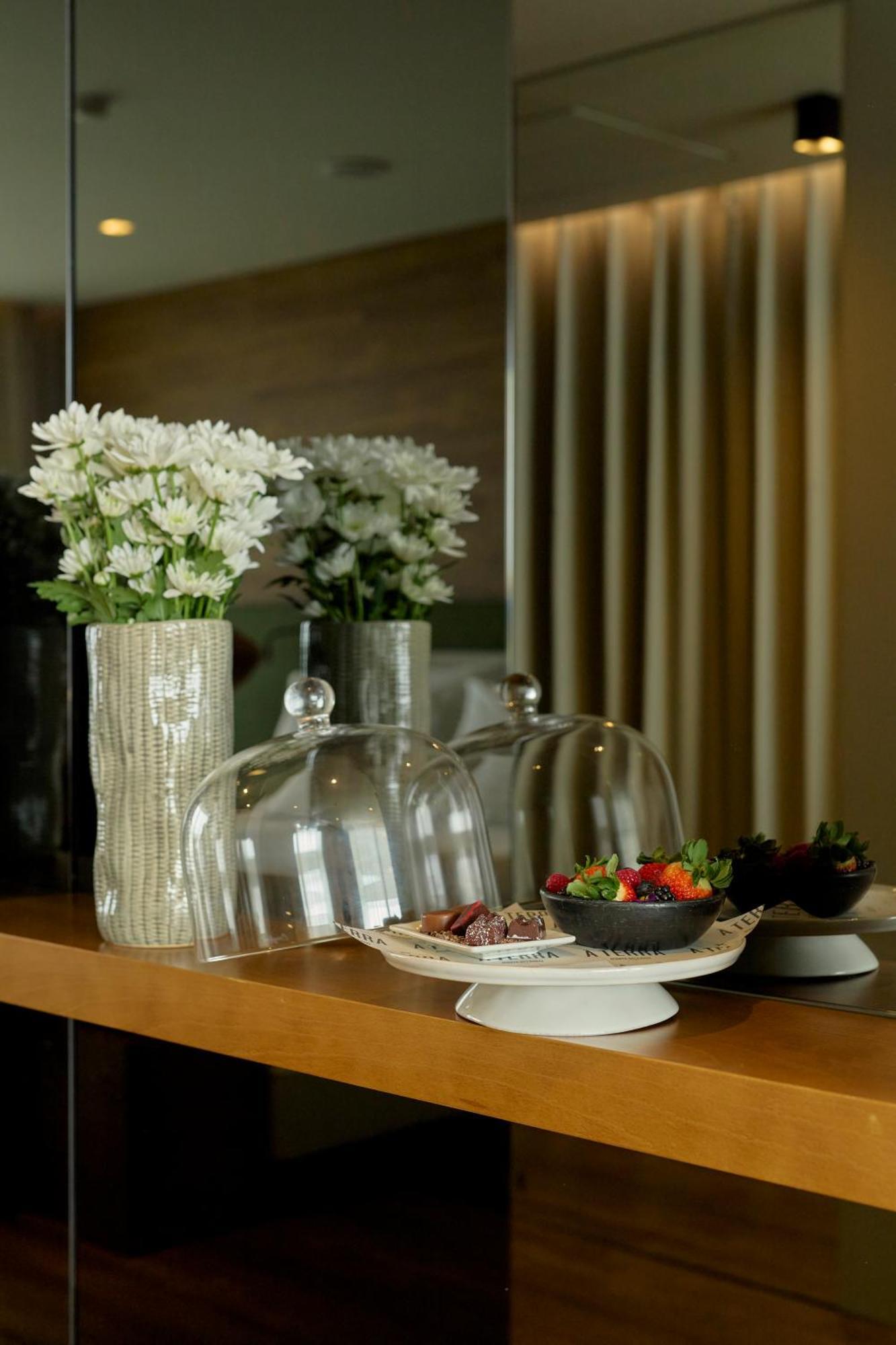 阿佐尔酒店 蓬塔德尔加达 外观 照片 A cake stand with a glass dome